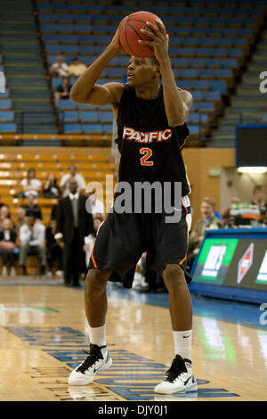 15. November 2010 - Westwood, Kalifornien, Vereinigte Staaten von Amerika - Pacific Tigers weiterleiten Chuck Coley #2 während der Nevada Vs Pacific Spiel von Dick's Sporting waren NIT Saison Tip-off im Pauley Pavilion. Die Pacific Tigers ging auf um der Nevada Wolf Pack mit einem Endstand von 64-53 zu besiegen. (Kredit-Bild: © Brandon Parry/Southcreek Global/ZUMApress.com) Stockfoto