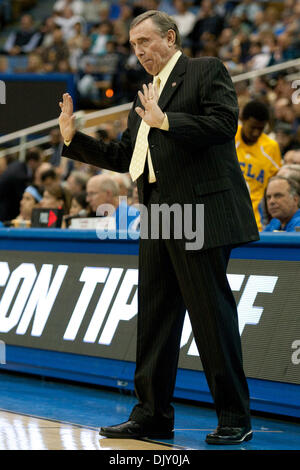 15. November 2010 - Westwood, Kalifornien, Vereinigte Staaten von Amerika - Pepperdine Kopf Trainer Tom Asbury während der Pepperdine UCLA Spiel in der Dick Sporting waren NIT Saison Tip-off im Pauley Pavilion. Die UCLA Bruins fuhr fort, um die Pepperdine Wellen mit einem Endstand von 79-69 zu besiegen. (Kredit-Bild: © Brandon Parry/Southcreek Global/ZUMApress.com) Stockfoto