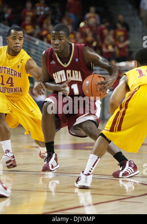 15. November 2010 - Los Angeles, California, Vereinigte Staaten von Amerika - Santa Clara Broncos Guard Kevin Foster (21) versucht die Trojanische Verteidigung in der ersten Hälfte, während eines Spiels zwischen der Universität von Santa Clara Broncos und die USC Trojans im Galen Center brechen.  Die Trojaner besiegt die Broncos mit einem Endstand von 86-73 (Credit-Bild: © Tony Leon/Southcreek Global/ZUMApres Stockfoto