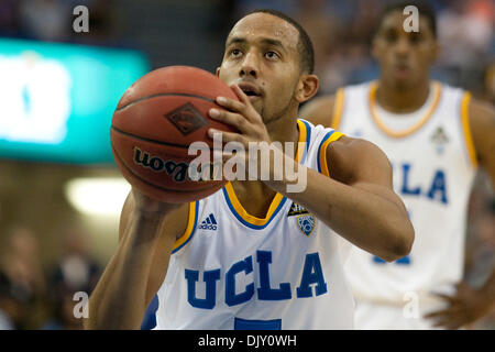 15. November 2010 - Westwood, Kalifornien, Vereinigte Staaten von Amerika - UCLA Bruins bewachen Jerime Anderson #5 in Aktion während der Pepperdine at UCLA spielen der Dick Sporting waren NIT Saison Tip-off im Pauley Pavilion. Die UCLA Bruins fuhr fort, um die Pepperdine Wellen mit einem Endstand von 79-69 zu besiegen. (Kredit-Bild: © Brandon Parry/Southcreek Global/ZUMApress.com) Stockfoto