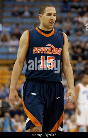 15. November 2010 weiterleiten - Westwood, Kalifornien, Vereinigte Staaten von Amerika - Pepperdine Waves Mychel Thompson #15 während der Pepperdine UCLA Spiel in der Dick Sporting waren NIT Saison Tip-off im Pauley Pavilion. Die UCLA Bruins fuhr fort, um die Pepperdine Wellen mit einem Endstand von 79-69 zu besiegen. (Kredit-Bild: © Brandon Parry/Southcreek Global/ZUMApress.com) Stockfoto