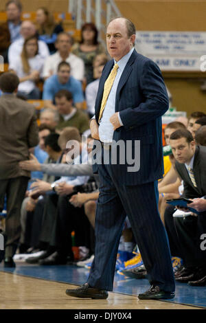 15. November 2010 - Westwood, Kalifornien, Vereinigte Staaten von Amerika - UCLA Kopf Trainer Ben Howland während der Pepperdine UCLA Spiel in der Dick Sporting waren NIT Saison Tip-off im Pauley Pavilion. Die UCLA Bruins fuhr fort, um die Pepperdine Wellen mit einem Endstand von 79-69 zu besiegen. (Kredit-Bild: © Brandon Parry/Southcreek Global/ZUMApress.com) Stockfoto