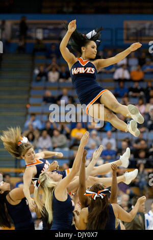 15. November 2010 - Westwood, Kalifornien, Vereinigte Staaten von Amerika - The Pepperdine Waves Cheerleader unterhalten das Publikum während der Pepperdine UCLA Spiel in der Dick Sporting waren NIT Saison Tip-off im Pauley Pavilion. Die UCLA Bruins fuhr fort, um die Pepperdine Wellen mit einem Endstand von 79-69 zu besiegen. (Kredit-Bild: © Brandon Parry/Southcreek Global/ZUMApress.com) Stockfoto