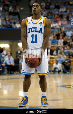 15. November 2010 - Westwood, Kalifornien, Vereinigte Staaten von Amerika - UCLA Bruins bewachen Lazeric Jones #11 während der Pepperdine UCLA Spiel in der Dick Sporting waren NIT Saison Tip-off im Pauley Pavilion. Die UCLA Bruins fuhr fort, um die Pepperdine Wellen mit einem Endstand von 79-69 zu besiegen. (Kredit-Bild: © Brandon Parry/Southcreek Global/ZUMApress.com) Stockfoto