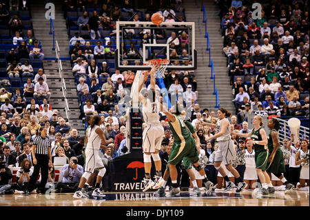 16. November 2010 legt einen drei-Zeiger - Hartford, Connecticut, Vereinigte Staaten von Amerika - Connecticut F Maya Moore (23). #1 Connecticut führt #2 Baylor 44-29 in der zweiten Hälfte in der State Farm Tip-off Classic XL Center. (Kredit-Bild: © Geoff Bolte/Southcreek Global/ZUMApress.com) Stockfoto