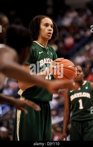 16. November 2010 - Hartford, Connecticut, Vereinigte Staaten von Amerika - Baylor P Brittney Griner (42) versucht einen Foul Schuss. #1 Connecticut führt #2 Baylor 46-39 in der zweiten Hälfte in der State Farm Tip-off Classic XL Center. Griner beendete die Nacht mit 19 Punkten, 7 Rebounds und 9 blockiert Schüsse. (Kredit-Bild: © Geoff Bolte/Southcreek Global/ZUMApress.com) Stockfoto