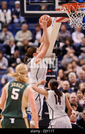 16. November 2010 - Hartford, Connecticut, Vereinigte Staaten von Amerika - Connecticut C Stefanie Dolson (31) packt einen Rebound. #1 Connecticut besiegt #2 Baylor 65-64 in der State Farm Tip-off Classic XL Center. (Kredit-Bild: © Geoff Bolte/Southcreek Global/ZUMApress.com) Stockfoto