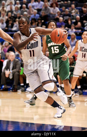 16. November 2010 - Hartford, Connecticut, Vereinigte Staaten von Amerika - Connecticut F Samarie Walker (11) Laufwerke auf den Korb. #1 Connecticut besiegt #2 Baylor 65-64 in der State Farm Tip-off Classic XL Center. (Kredit-Bild: © Geoff Bolte/Southcreek Global/ZUMApress.com) Stockfoto