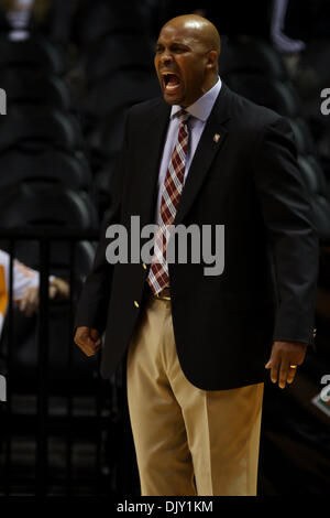 16. November 2010 - Knoxville, Tennessee, Vereinigte Staaten von Amerika - Missouri State Head coach Cuonzo Martin.  Missouri State besiegt Arkansas State 80-71 in der Thompson-Boling Arena in Knoxville, TN (Credit-Bild: © Mitch Jones/Southcreek Global/ZUMApress.com) Stockfoto