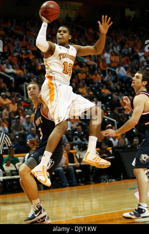 16. November 2010 verteidigt - Knoxville, Tennessee, Vereinigte Staaten von Amerika - Tennessee nach vorne Tobias Harris(#12) in den Korb-Laufwerke als Belmont bewachen Kerron Johnson (#3).  Tennessee führt Belmont 41-35 bei der Hälfte an Thompson-Boling Arena in Knoxville, TN (Credit-Bild: © Mitch Jones/Southcreek Global/ZUMApress.com) Stockfoto