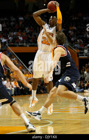 16. November 2010 - Knoxville, Tennessee, Vereinigte Staaten von Amerika - Tennessee Wache Scotty Hopson (#32) nimmt eine Sprungwurf gegen Belmont.  Tennessee führt Belmont 41-35 bei der Hälfte an Thompson-Boling Arena in Knoxville, TN (Credit-Bild: © Mitch Jones/Southcreek Global/ZUMApress.com) Stockfoto