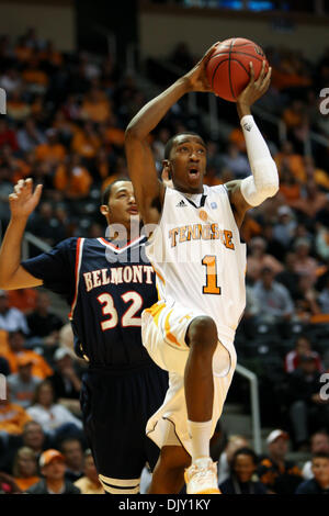 16. November 2010 treibt die Tennessee - Knoxville, Tennessee, Vereinigte Staaten von Amerika - Wächter Jordan McRae (#1) für einen Laien wie Belmont Wächter Jordan Campbell (#32) verteidigt.  Tennessee führt Belmont 41-35 bei der Hälfte an Thompson-Boling Arena in Knoxville, TN (Credit-Bild: © Mitch Jones/Southcreek Global/ZUMApress.com) Stockfoto