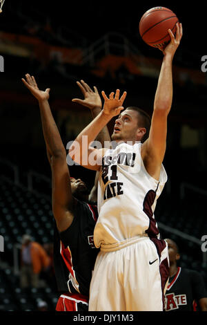 16. November 2010 - Knoxville, Tennessee, Vereinigte Staaten von Amerika - Missouri State Center Caleb Patterson (#21) nimmt eine Sprungwurf.  Missouri State besiegt Arkansas State 80-71 in der Thompson-Boling Arena in Knoxville, TN (Credit-Bild: © Mitch Jones/Southcreek Global/ZUMApress.com) Stockfoto