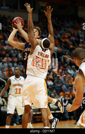 16. November 2010 treibt - Knoxville, Tennessee, Vereinigte Staaten von Amerika - Belmont Zentrum Mick Hedgepath (#34) für einen Laien wie Tennessee vorwärts John Fields (#25) verteidigt.  Tennessee besiegten Belmont 85 / 76 an der Hälfte an Thompson-Boling Arena in Knoxville, TN (Credit-Bild: © Mitch Jones/Southcreek Global/ZUMApress.com) Stockfoto