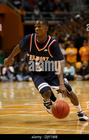 16. November 2010 - Knoxville, Tennessee, Vereinigte Staaten von Amerika - Belmont bewachen Kerron Johnson (#3) Laufwerke für den Korb.  Tennessee besiegten Belmont 85 / 76 an der Hälfte an Thompson-Boling Arena in Knoxville, TN (Credit-Bild: © Mitch Jones/Southcreek Global/ZUMApress.com) Stockfoto