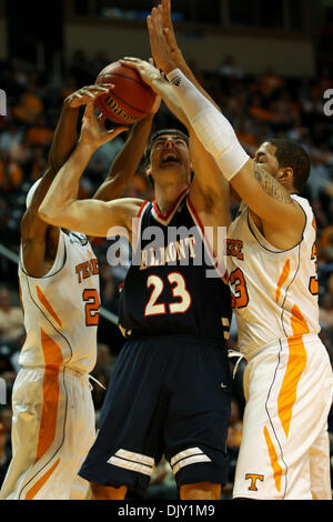 16. November 2010 - Knoxville, Tennessee, Vereinigte Staaten von Amerika - Belmont nach vorne schießt Scott Saunders (#23) wie Tennessee Center Brian Williams (#33) verteidigt.  Tennessee besiegten Belmont 85 / 76 an der Hälfte an Thompson-Boling Arena in Knoxville, TN (Credit-Bild: © Mitch Jones/Southcreek Global/ZUMApress.com) Stockfoto