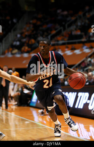 16. November 2010 - Knoxville, Tennessee, Vereinigte Staaten von Amerika - Belmont Wache Ian Clark (#21) fährt in Richtung der Grundlinie.  Tennessee besiegten Belmont 85 / 76 an der Hälfte an Thompson-Boling Arena in Knoxville, TN (Credit-Bild: © Mitch Jones/Southcreek Global/ZUMApress.com) Stockfoto