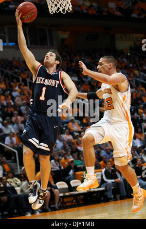 16. November 2010 treibt - Knoxville, Tennessee, Vereinigte Staaten von Amerika - Belmont Wache Drew Hanlen (#1) für einen Laien wie Tennessee vorwärts Steven Pearl (#22) verteidigt.  Tennessee besiegten Belmont 85 / 76 an der Hälfte an Thompson-Boling Arena in Knoxville, TN (Credit-Bild: © Mitch Jones/Southcreek Global/ZUMApress.com) Stockfoto