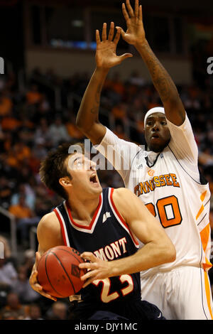 16. November 2010 - Knoxville, Tennessee, Vereinigte Staaten von Amerika - Belmont nach vorne treibt Scott Saunders (#23) in den Korb als Tennessee vorwärts Kenny Hall (#20) verteidigt.  Tennessee besiegten Belmont 85 / 76 an der Hälfte an Thompson-Boling Arena in Knoxville, TN (Credit-Bild: © Mitch Jones/Southcreek Global/ZUMApress.com) Stockfoto