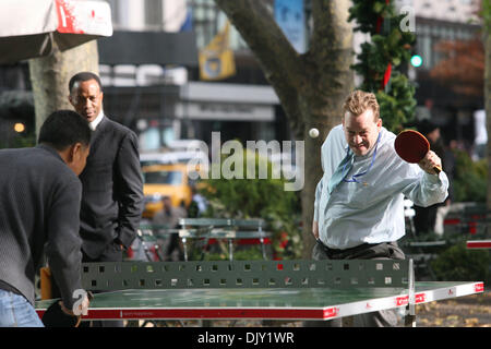 17. November 2010 brechen - Manhattan, New York, USA - Männer spielen Ping-Pong in der Mittagspause im Bryant Park bei schönstem Wetter in Manhattan. (Bild Kredit: Mariela Lombard/ZUMAPRESS.com ©) Stockfoto