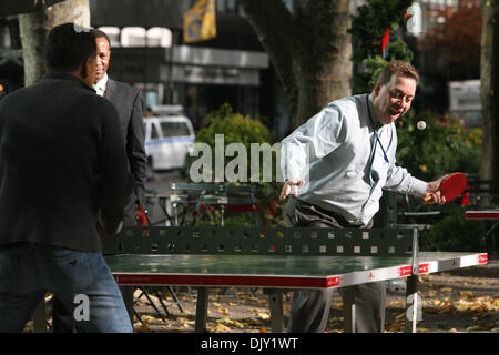 17. November 2010 brechen - Manhattan, New York, USA - Männer spielen Ping-Pong in der Mittagspause im Bryant Park bei schönstem Wetter in Manhattan. (Bild Kredit: Mariela Lombard/ZUMAPRESS.com ©) Stockfoto