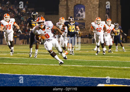 17. November 2010 - Toledo, Ohio, Vereinigte Staaten von Amerika - Bowling Green Wide Receiver Tyron Pronty (#8) während der ersten Hälfte Spielaktion.  Toledo führt Erzrivalen Bowling Green 26-7 in der Mitte an die Glasschüssel in Toledo, Ohio im jährlichen Kampf für die Friedenspfeife. (Kredit-Bild: © Scott Grau/Southcreek Global/ZUMApress.com) Stockfoto