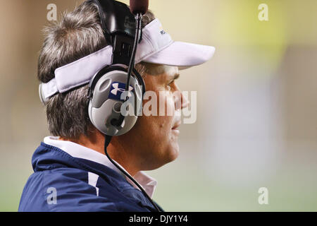 17. November 2010 - Toledo, Ohio, Vereinigte Staaten von Amerika - Toledo Rockets Kopf Trainer Tim Beckman im vierten Quartal Spielaktion.  Toledo besiegt Erzrivalen Bowling Green 33-14 an der Glaskugel in Toledo, Ohio im jährlichen Kampf für die Friedenspfeife. (Kredit-Bild: © Scott Grau/Southcreek Global/ZUMApress.com) Stockfoto