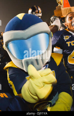 17. November 2010 - Toledo, Ohio, Vereinigte Staaten von Amerika - Toledo Rockets Maskottchen '' Rocky'' feiert den Sieg für die Friedenspfeife Trophy am Ende des Spiels.  Toledo besiegt Erzrivalen Bowling Green 33-14 an der Glaskugel in Toledo, Ohio im jährlichen Kampf für die Friedenspfeife. (Kredit-Bild: © Scott Grau/Southcreek Global/ZUMApress.com) Stockfoto