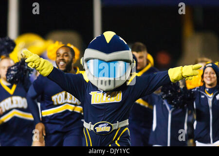 17. November 2010 - Toledo, Ohio, Vereinigte Staaten von Amerika - Toledo Rockets Maskottchen '' Rocky'' führt die Cheerleader und Football-Team auf dem Feld vor dem Start des Spiels.  Toledo besiegt Erzrivalen Bowling Green 33-14 an der Glaskugel in Toledo, Ohio im jährlichen Kampf für die Friedenspfeife. (Kredit-Bild: © Scott Grau/Southcreek Global/ZUMApress.com) Stockfoto