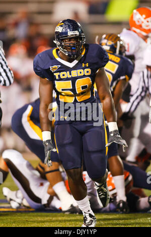 17. November 2010 - Toledo, Ohio, Vereinigte Staaten von Amerika - Toledo Rockets defensive end Doug Westbrook (#58) im ersten Quartal Spielaktion.  Toledo besiegt Erzrivalen Bowling Green 33-14 an der Glaskugel in Toledo, Ohio im jährlichen Kampf für die Friedenspfeife. (Kredit-Bild: © Scott Grau/Southcreek Global/ZUMApress.com) Stockfoto