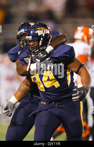 17. November 2010 beenden - Toledo, Ohio, Vereinigte Staaten von Amerika - Toledo Rockets defensive Johnie Roberts (#95) im ersten Quartal Spielaktion.  Toledo besiegt Erzrivalen Bowling Green 33-14 an der Glaskugel in Toledo, Ohio im jährlichen Kampf für die Friedenspfeife. (Kredit-Bild: © Scott Grau/Southcreek Global/ZUMApress.com) Stockfoto