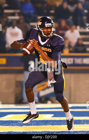 17. November 2010 quarterback - Toledo, Ohio, Vereinigte Staaten von Amerika - Toledo Rockets Terrance Owens (#2) im zweiten Quartal Spielaktion.  Toledo besiegt Erzrivalen Bowling Green 33-14 an der Glaskugel in Toledo, Ohio im jährlichen Kampf für die Friedenspfeife. (Kredit-Bild: © Scott Grau/Southcreek Global/ZUMApress.com) Stockfoto