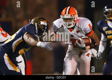 17. November 2010 - Toledo, Ohio, Vereinigte Staaten von Amerika - Bowling Green Falcons Wide Receiver Tyrone Pronty (#8) im zweiten Quartal Spielaktion.  Toledo besiegt Erzrivalen Bowling Green 33-14 an der Glaskugel in Toledo, Ohio im jährlichen Kampf für die Friedenspfeife. (Kredit-Bild: © Scott Grau/Southcreek Global/ZUMApress.com) Stockfoto