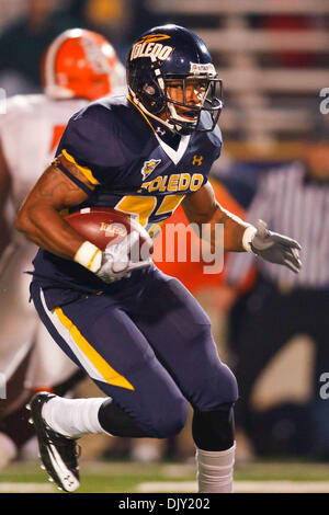 17. November 2010 - Toledo, Ohio, Vereinigte Staaten von Amerika - Toledo Rockets Runningback Morgan Williams (#23) im zweiten Quartal Spielaktion.  Toledo besiegt Erzrivalen Bowling Green 33-14 an der Glaskugel in Toledo, Ohio im jährlichen Kampf für die Friedenspfeife. (Kredit-Bild: © Scott Grau/Southcreek Global/ZUMApress.com) Stockfoto