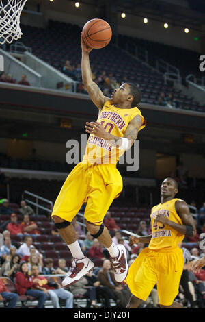 17. November 2010 - Los Angeles, California, Vereinigte Staaten von Amerika - USC Trojans Guard Maurice Jones (10) steigt für zwei seiner 13 Punkte in der zweiten Hälfte, während eines Spiels zwischen Rider University Broncs und die USC Trojans im Galen Center.  Die erste Runde von Hall Fame Classic.  USC fiele für Fahrer mit einem Score von 77-57 (Credit-Bild: © Tony Leon/Southcreek Global/Z Stockfoto