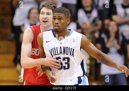 17. November 2010 - Villanova, Pennsylvania, Vereinigte Staaten von Amerika - Villanova Wildcats vorwärts Antonio Pena (0) sucht den Ball während der Spielaktion. Villanova führt Boston University an der halben 40-24, in einem Spiel im Pavillon in Villanova, Pennsylvania (Credit-Bild: © Mike McAtee/Southcreek Global/ZUMApress.com) Stockfoto