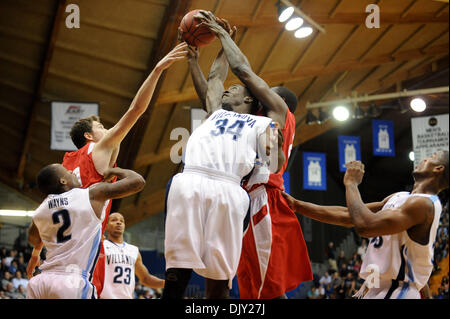 17. November 2010 weiterleiten - Villanova, Pennsylvania, Vereinigte Staaten von Amerika - Villanova Wildcats Jesaja Armwood (34) kämpft für eine Erholung. Villanova führt Boston University an der halben 40-24, in einem Spiel im Pavillon in Villanova, Pennsylvania (Credit-Bild: © Mike McAtee/Southcreek Global/ZUMApress.com) Stockfoto