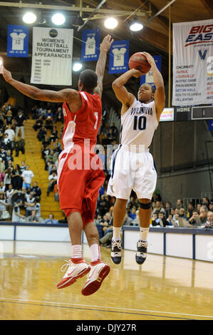 17. November 2010 - Villanova, Pennsylvania, Vereinigte Staaten von Amerika - h10 Triebe über Boston Universität Terriers Wache Darryl Partin (1). Villanova besiegt Boston University 82-66, in einem Spiel im Pavillon in Villanova, Pennsylvania (Credit-Bild: © Mike McAtee/Southcreek Global/ZUMApress.com) Stockfoto