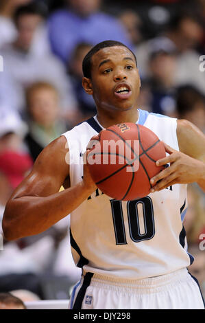 17. November 2010 - Villanova, Pennsylvania, Vereinigte Staaten von Amerika - Villanova Wildcats Guard Corey Fisher (10) geht der Ball während der Spielaktion. Villanova führt Boston University an der halben 40-24, in einem Spiel im Pavillon in Villanova, Pennsylvania (Credit-Bild: © Mike McAtee/Southcreek Global/ZUMAPRESS.com) Stockfoto