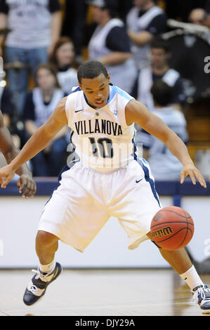 17. November 2010 - Villanova, Pennsylvania, Vereinigte Staaten von Amerika - Villanova Wildcats guard Corey Fisher (10) sieht eine lockere Kugel zu erholen. Villanova führt Boston University an der halben 40-24, in einem Spiel im Pavillon in Villanova, Pennsylvania (Credit-Bild: © Mike McAtee/Southcreek Global/ZUMAPRESS.com) Stockfoto