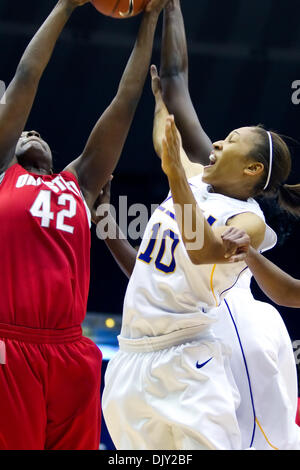 17. November 2010 - Baton Rouge, Louisiana, Vereinigte Staaten von Amerika - 16. November 2010; Ohio State Buckeyes am LSU Tigers, LSU, Adrienne Webb (10) kämpft für eine Erholung zu schützen; Baton Rouge, Louisiana (Kredit-Bild: © John Korduner/Southcreek Global/ZUMAPRESS.com) Stockfoto