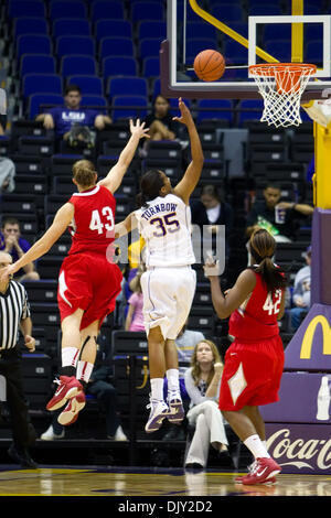 17. November 2010 - Baton Rouge, Louisiana, Vereinigte Staaten von Amerika - 16. November 2010; Ohio State Buckeyes am LSU Tigers, Ohio State University gewann das Spiel 59-54; Baton Rouge, Louisiana (Kredit-Bild: © John Korduner/Southcreek Global/ZUMAPRESS.com) Stockfoto