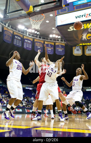 17. November 2010 - Baton Rouge, Louisiana, Vereinigte Staaten von Amerika - 16. November 2010; Ohio State Buckeyes am LSU Tigers, Ohio State University gewann das Spiel 59-54; Baton Rouge, Louisiana (Kredit-Bild: © John Korduner/Southcreek Global/ZUMAPRESS.com) Stockfoto