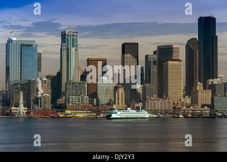 Panoramablick über die Küste vom Meer mit Washington State Ferry, Seattle, Washington, USA Stockfoto