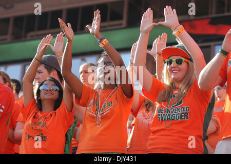 20. November 2010 - Fans Miami Gardens, Florida, Vereinigte Staaten von Amerika - das Spiel gegen die Virginia Tech Hokies bei Sun Life Stadium in Miami Gardens, Florida.  Die Hokies besiegte die Hurricanes 31-17. (Kredit-Bild: © Aaron Gilbert/Southcreek Global/ZUMAPRESS.com) Stockfoto