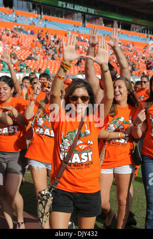 20. November 2010 - Fans Miami Gardens, Florida, Vereinigte Staaten von Amerika - das Spiel gegen die Virginia Tech Hokies bei Sun Life Stadium in Miami Gardens, Florida.  Die Hokies besiegte die Hurricanes 31-17. (Kredit-Bild: © Aaron Gilbert/Southcreek Global/ZUMAPRESS.com) Stockfoto