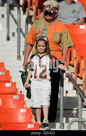 20. November 2010 - Fans Miami Gardens, Florida, Vereinigte Staaten von Amerika - das Spiel gegen die Virginia Tech Hokies bei Sun Life Stadium in Miami Gardens, Florida.  Die Hokies besiegte die Hurricanes 31-17. (Kredit-Bild: © Aaron Gilbert/Southcreek Global/ZUMAPRESS.com) Stockfoto