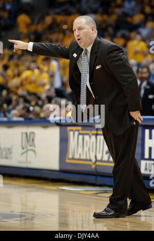 20. November 2010 - Milwaukee, Wisconsin, Vereinigte Staaten von Amerika - Marquette Head Coach Buzz Williams während des Spiels zwischen Marquette Golden Eagles und die South Dakota Coyotes im Bradley Center in Milwaukee, Wisconsin.  Marquette besiegte South Dakota 82-69. (Kredit-Bild: © John Rowland/Southcreek Global/ZUMAPRESS.com) Stockfoto