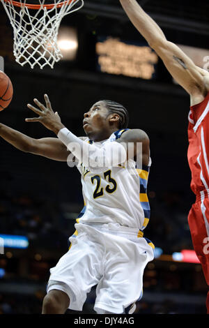 20. November 2010 legt - Milwaukee, Wisconsin, Vereinigte Staaten von Amerika - Marquette Wache Dwight Buycks (23) es während des Spiels zwischen Marquette Golden Eagles und die South Dakota Coyotes im Bradley Center in Milwaukee, Wisconsin.  Marquette besiegte South Dakota 82-69. (Kredit-Bild: © John Rowland/Southcreek Global/ZUMAPRESS.com) Stockfoto