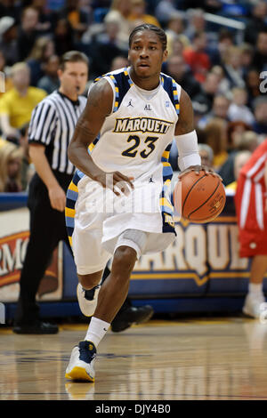 20. November 2010 - Milwaukee, Wisconsin, Vereinigte Staaten von Amerika - Marquette bewachen Dwight Buycks (23) während des Spiels zwischen Marquette Golden Eagles und die South Dakota Coyotes im Bradley Center in Milwaukee, Wisconsin.  Marquette besiegte South Dakota 82-69. (Kredit-Bild: © John Rowland/Southcreek Global/ZUMAPRESS.com) Stockfoto